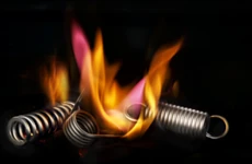 Wie beeinflusst die Einsatztemperatur die Lebensdauer einer Metallfeder? - Thema: Wissen | 31.03.2025 11:05:04